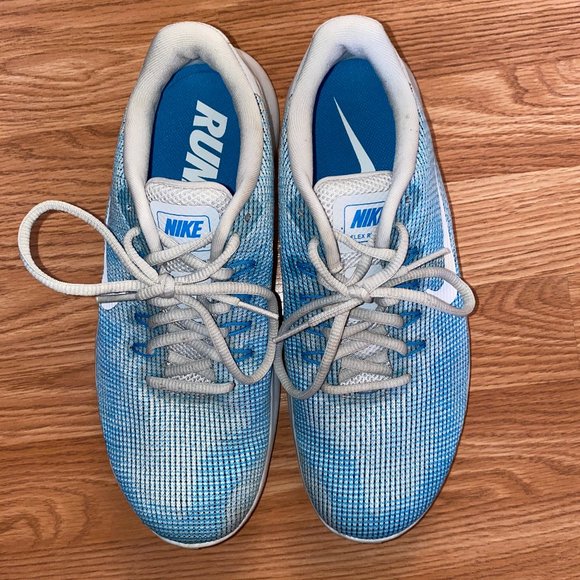 Nike Tennis Shoes - Picture 2 of 7